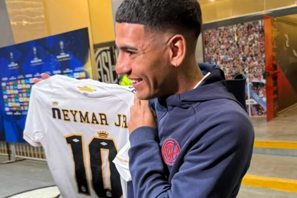 Argentino se derrete após ganhar camisa de Neymar: “Vou nem lavar”