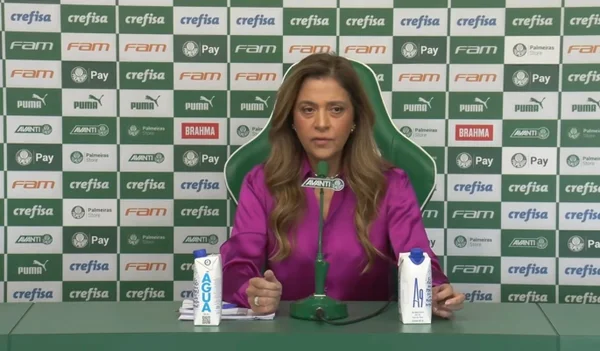 Imagem colorida da presidente do Palmeiras, Leila Pereira, em coletiva de imprensa- Metrópoles