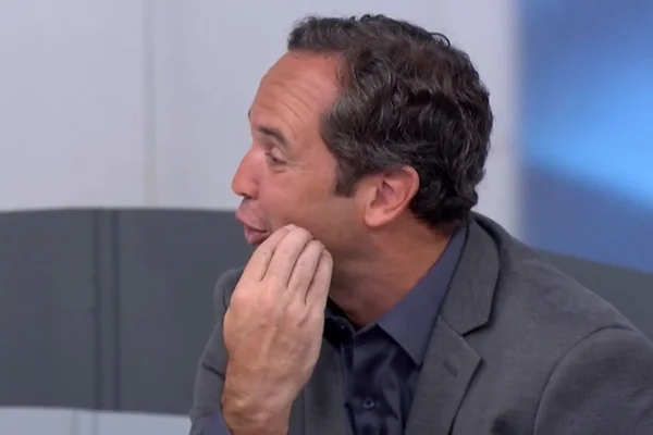 Iti malia! Caio Ribeiro imita golfinho para bebê ao vivo em programa