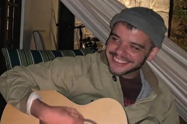 Mãe de João Rebello emociona com desabafo um após morte do ator