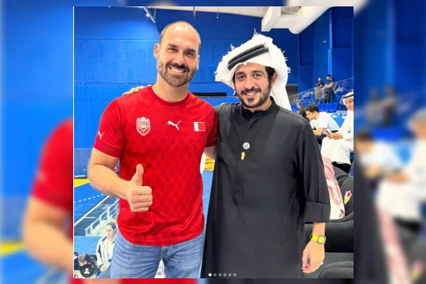 Imagem colorida do deputado federal Eduardo Bolsonaro e o Sheikh Khaled bin Hamad Al-Khalifa