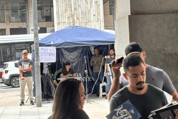 Imagem colorida de Lucas Pavanato em frente à USP - Metrópoles