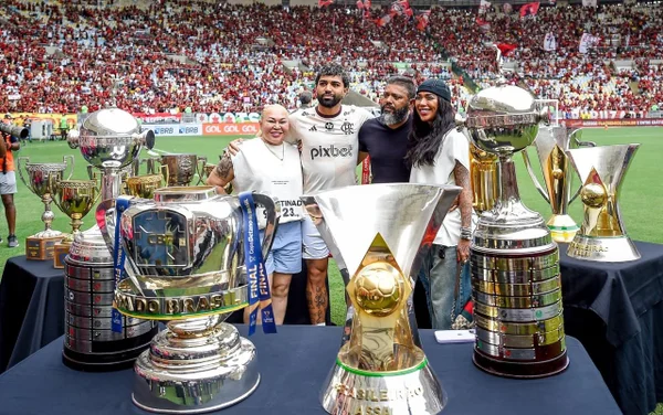 Imagem colorida de Gabigol com os pais em sua despedida do Flamengo- Metrópoles