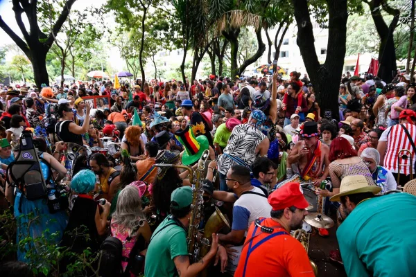 Multidão no Bloco Vai Quem Fica em Brasília - Metrópoles