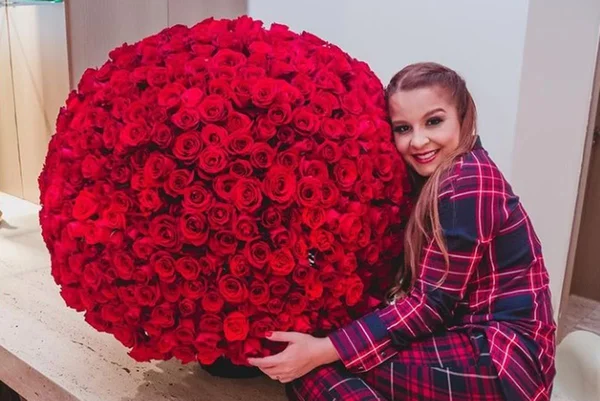 Maiara abala internet ao surgir apenas de calcinha no Instagram