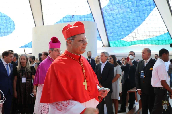 Cardeal Dom Paulo Cezar participa de missa na Catedral Metropolitana