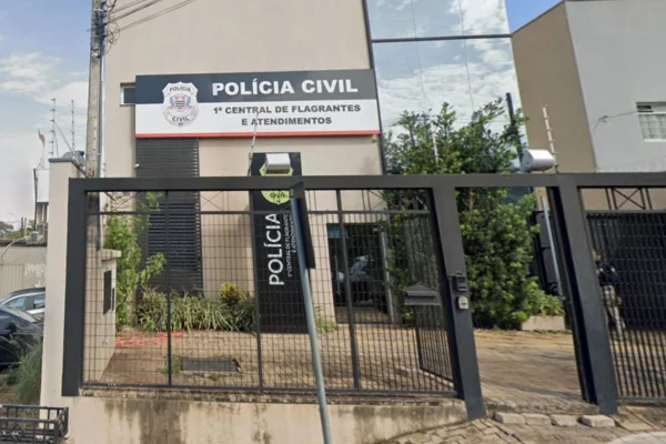 Falso entregador usou perfil em rede social e o uniforme de entregador para enganar e render a vítima - Metrópoles