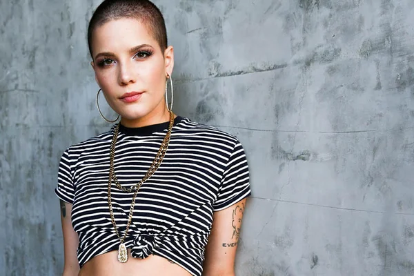 Vazam fotos da cantora Halsey supostamente cheirando cocaína em barco