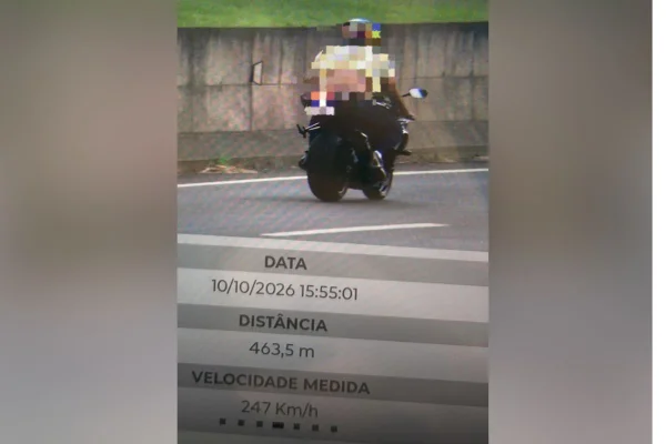 Motociclista foi flagrado trafegando a 247 km/h na Rodovia Deputado Roberto Rollemberg