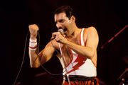 Freddie Mercury se apresentando ao vivo no palco