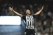 Vitor Hugo scores Atlético-MG's second goal