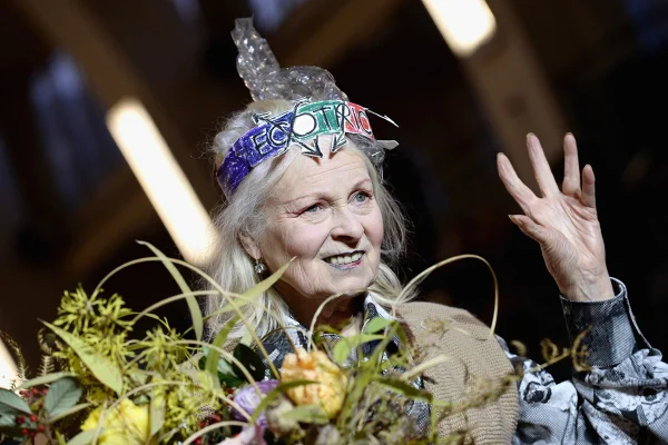 Estilista Vivienne Westwood. Na imagem, durante desfile, ela acena ao público - Metrópoles