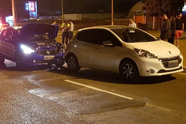 Acidente com três carros deixa uma mulher ferida na Asa Sul