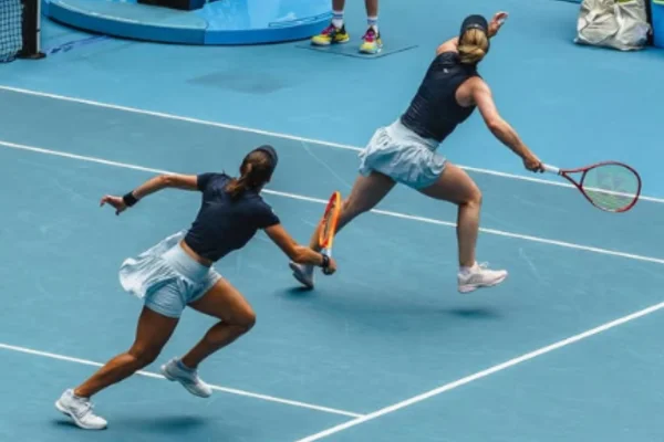 Imagem colorida de duplas femininas no Australian Open- Metrópoles