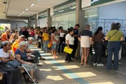 Assistidos da Farmácia de Alto Custo fizeram fila fora da unidade por problemas com agendamento