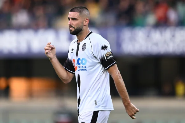 Foto colorida do zagueiro italiano Marco Curto, do Cesena - Metrópoles