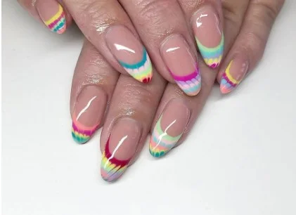 Passo a passo: como fazer unhas tie-dye gastando pouco