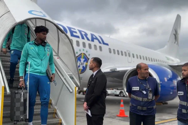 Seleção desembarca em SP após empate na estreia de Ancelotti