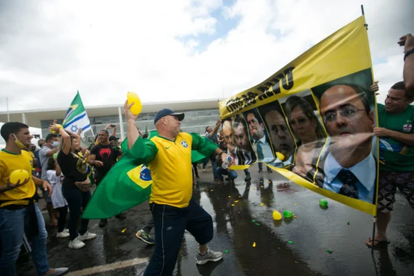 Manifestantes atiram balões de água contra autoridades em protesto pró-Bolsonaro