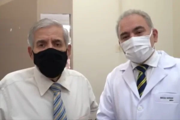 Queiroga aplica dose de reforço da Covid no general Augusto Heleno