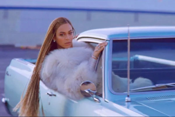 Aumenta o som, Queen B! Beyoncé lança música e clipe na internet