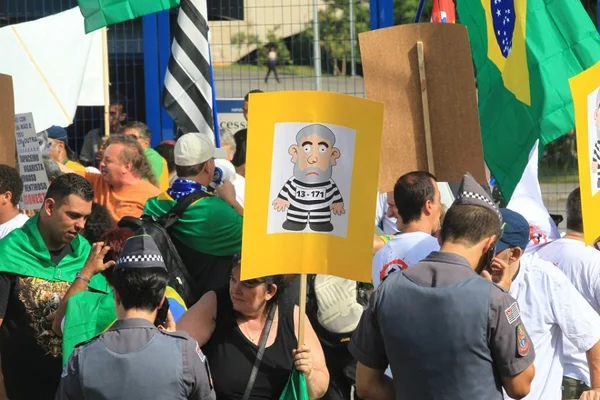 Centenas de manifestantes pró e contra Lula protestam em fórum em SP