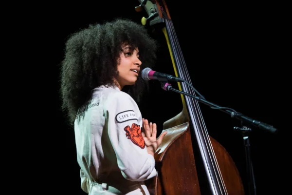 Fotografia colorida mostrando cantora com violoncelo-Metrópoles