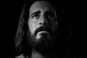 Foto em preto e branco de Jhonatan Roumie como o Jesus de The Chosen