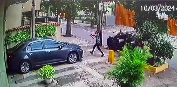 Imagem colorida retirada da gravação da câmera de segurança que registrou o roubo de assaltantes a carro de deputado