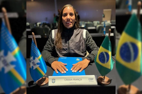 Arbitra Cássia França participa de curso na CBF