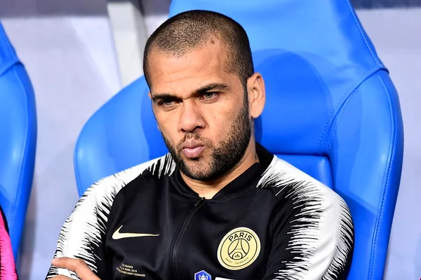 Daniel Alves é comparado a Ronaldinho Gaúcho por “rolê aleatório”