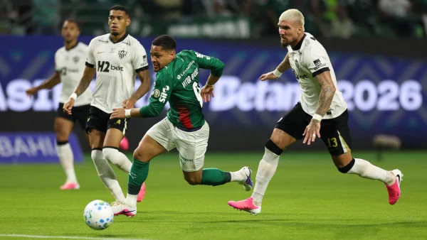 Vitor Roque provoca Lyanco após discussão em derrota no Brasileirão