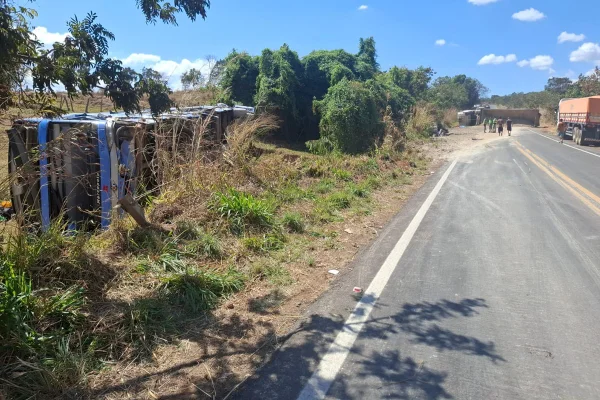 Bebê está entre os 5 mortos em acidente entre ônibus, carro e carreta