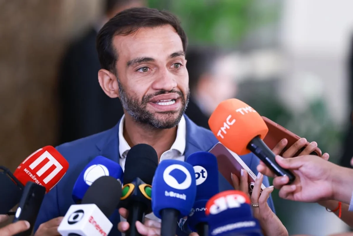 Fábio Felix (Psol) eleito deputado federal pelo Distrito Federal participa da reunião convocada pela campanha de Lula Fábio Felix (Psol) eleito deputado federal pelo Distrito Federal participa da reunião convocada pela campanha de Lula
