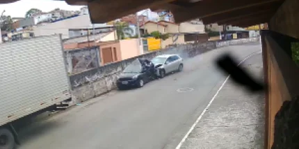 Ladrões batem carro roubado