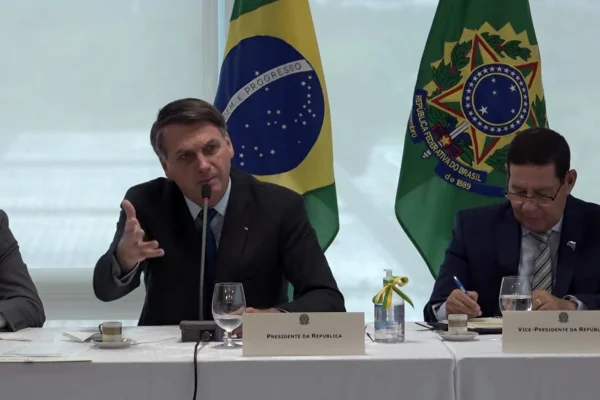 reprodução videos do presidente bolsonaro e ministros do STF divulgados