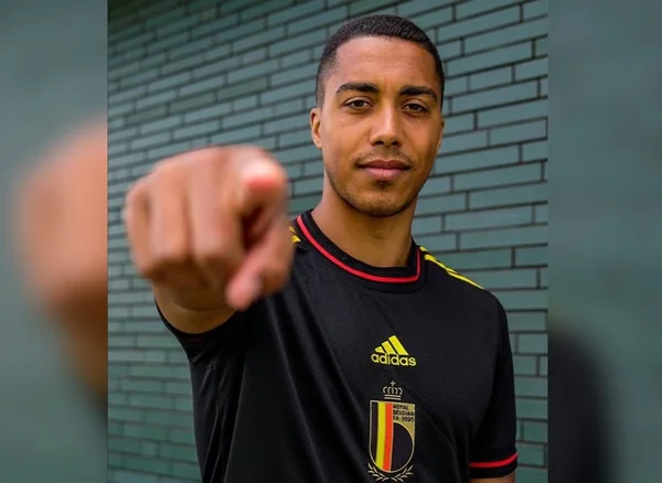 Tielemans com uniforme da Bélgica feminino