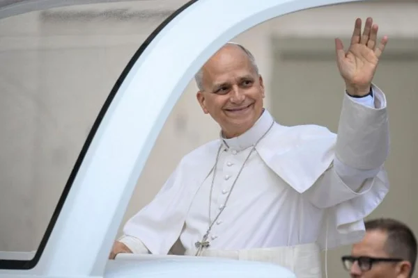 Papa Leão XIV passeia de papamóvel no Vaticano uma semana após cirurgia