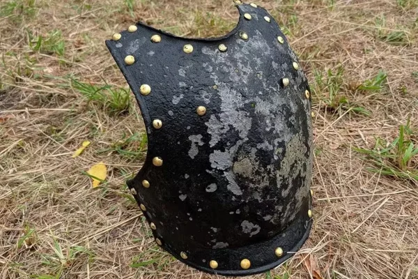 Imagem mostra armadura de metal preta - Metrópoles
