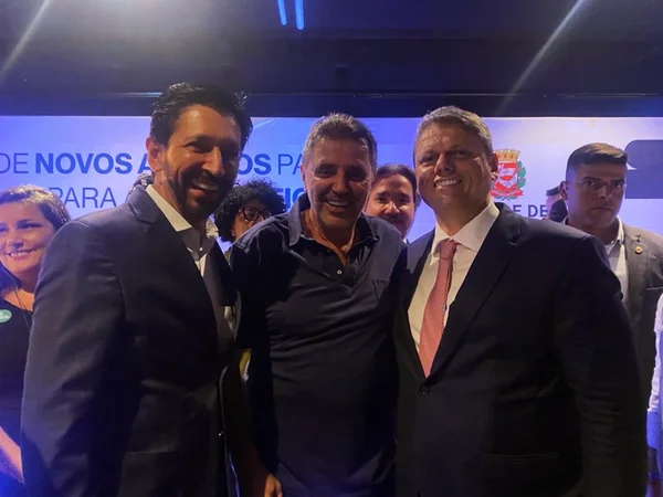 Imagem colorida mostra Osvaldo Nico entre Nunes e Tarcísio - Metropoles