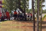 Ciclista é atingido com barra de ferro no rosto enquanto pedalava