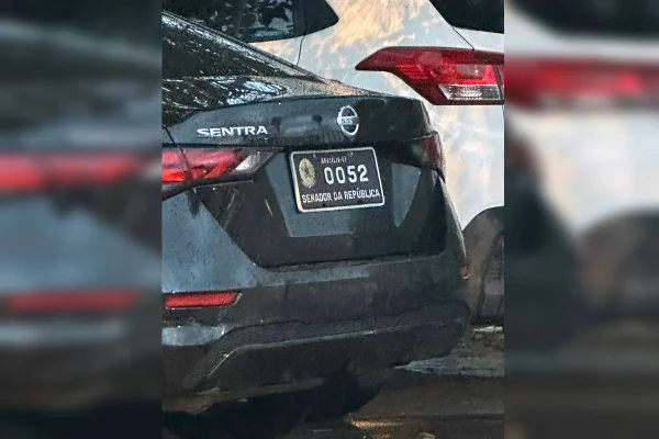 Carro oficial usado por senador do PT é flagrado em academia no DF
