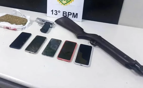 Bandidos se atingem ao comemorar assalto. Armas e telefones celulares em cima de uma mesa - Metrópooles