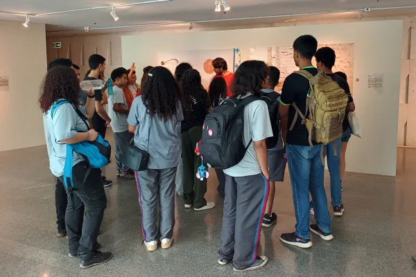 Imagem colorida de exposição no Teatro Nacional