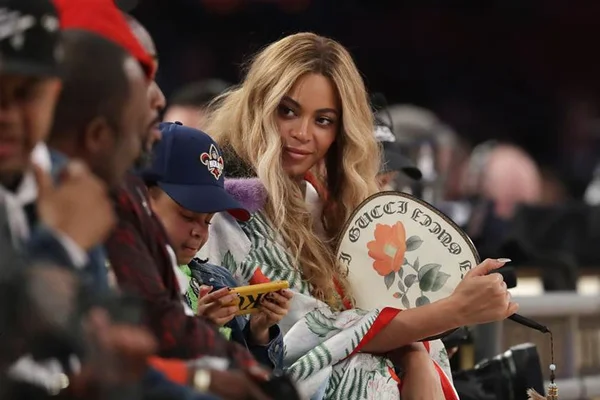 Beyoncé usa rede social para apresentar filhos gêmeos