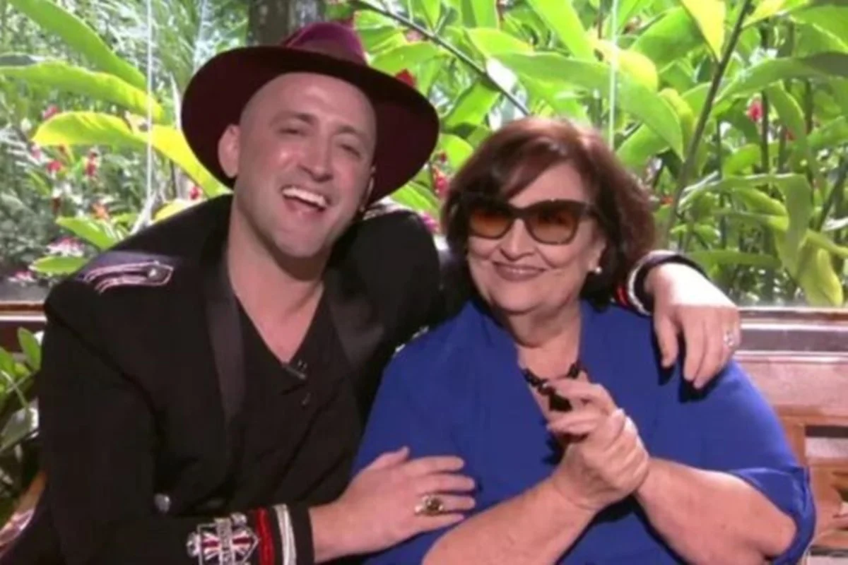 Dona Déa e Paulo Gustavo posam juntos e sorridentes Dona Déa e Paulo Gustavo posam juntos e sorridentes