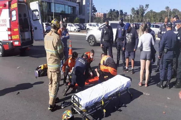 Vídeo: motociclista tem fratura exposta após colidir com carro no DF