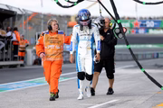 Alexander Albon também colidiu com o murro e abandonou a sessão Alexander Albon também colidiu com o murro e abandonou a sessão