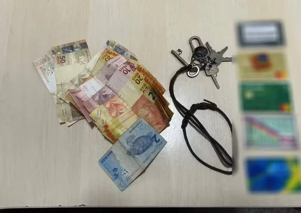 imagem colorida objeto apreendidos foragido que se passava por outra pessoa goias