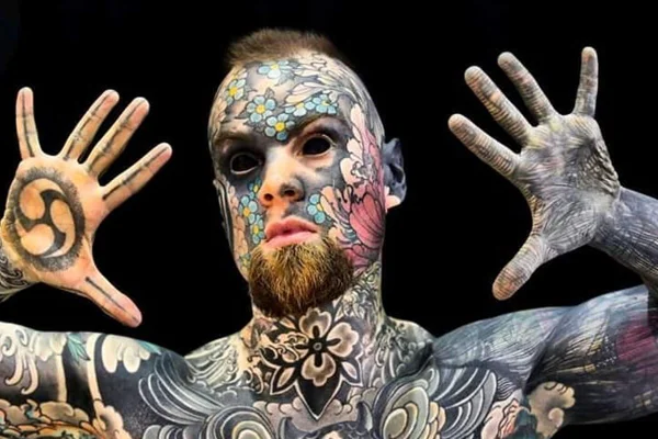 Professor tatuado corre risco de perder emprego: “Crianças ficam com medo”